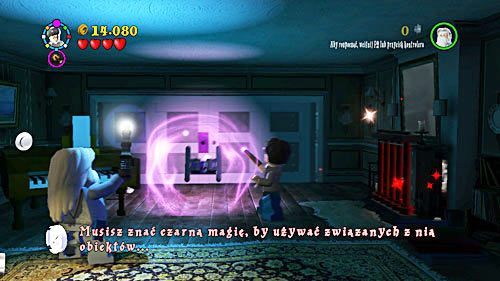 W środku musimy nieco posprzątać, czarem WL podnosimy i ustawiamy na miejsce fortepian - Przerwana emerytura | Opis przejścia - Rok 6 | LEGO Harry Potter Lata 5-7 - LEGO Harry Potter: Lata 5-7 - poradnik do gry