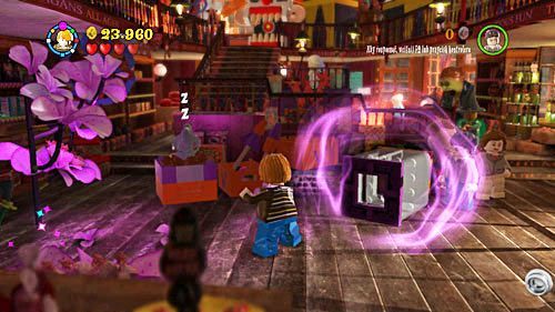 Z sufitu spada klosz, nakładamy go na śpiącego małego smoka, który w panice wywarza drzwi - Przerwana emerytura | Opis przejścia - Rok 6 | LEGO Harry Potter Lata 5-7 - LEGO Harry Potter: Lata 5-7 - poradnik do gry