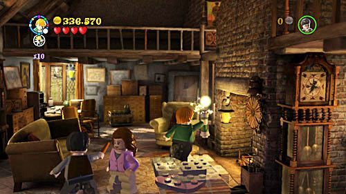 Trafiamy do domu Wesleaów, gdzie spotykamy osobę reprezentującą testament profesora Dombledorea - Siedmiu Harrych | Opis przejścia - Rok 7 | LEGO Harry Potter Lata 5-7 - LEGO Harry Potter: Lata 5-7 - poradnik do gry