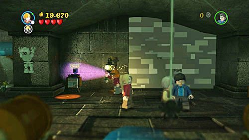 Wybieramy Rona i zabieramy wygaszaczem światełko, które następnie zanosimy do lampki obok wózka na lody - Zgredek! | Opis przejścia - Rok 7 | LEGO Harry Potter Lata 5-7 - LEGO Harry Potter: Lata 5-7 - poradnik do gry