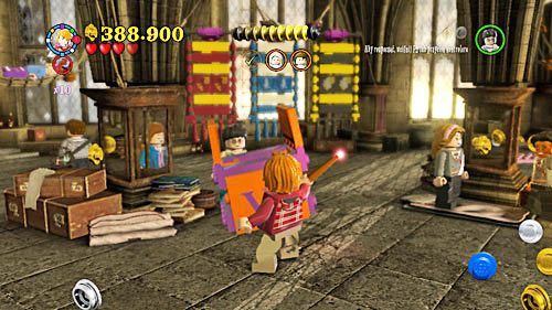 Przechodzimy w prawo, gdzie będą porozrzucane trzy gobeliny domów Hogwartu - Powrót do szkoły | Opis przejścia - Rok 7 | LEGO Harry Potter Lata 5-7 - LEGO Harry Potter: Lata 5-7 - poradnik do gry