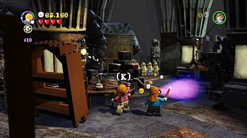 Przełączamy się na Rona i wygaszaczem bierzemy światło z lampy - Szatańska pożoga | Opis przejścia - Rok 7 | LEGO Harry Potter Lata 5-7 - LEGO Harry Potter: Lata 5-7 - poradnik do gry