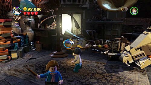 Podchodzimy do wielkiej wagi i niszczymy kolejno trzy srebrne przedmioty magią RD - Szatańska pożoga | Opis przejścia - Rok 7 | LEGO Harry Potter Lata 5-7 - LEGO Harry Potter: Lata 5-7 - poradnik do gry
