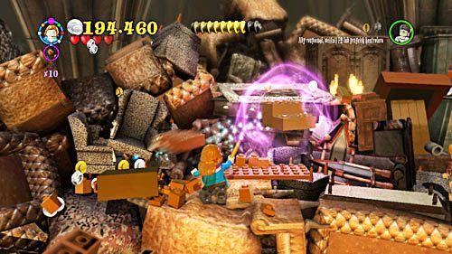 Idziemy do końca w lewo, niszczymy magią RD srebrny stołek i wspinamy się po stercie mebli do góry - Szatańska pożoga | Opis przejścia - Rok 7 | LEGO Harry Potter Lata 5-7 - LEGO Harry Potter: Lata 5-7 - poradnik do gry