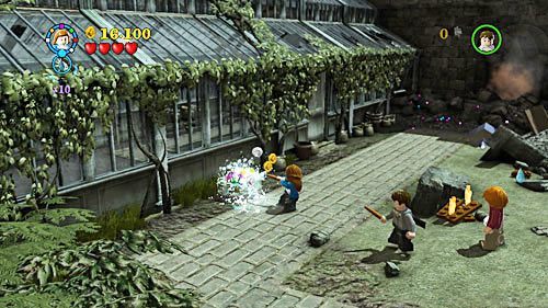 Podchodzimy do szklarni po lewej stronie placu, znajdziemy tam porozrzucane klocki - Luka w planie | Opis przejścia - Rok 7 | LEGO Harry Potter Lata 5-7 - LEGO Harry Potter: Lata 5-7 - poradnik do gry