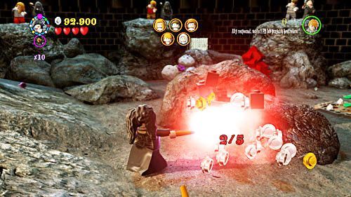 Kolejną część dostajemy po zniszczeniu wszystkich pięciu czarno-czerwonych skał, na placu bitwy - Ukryte zagrożenie | Znajdźki - Rok 5 | LEGO Harry Potter Lata 5-7 - LEGO Harry Potter: Lata 5-7 - poradnik do gry