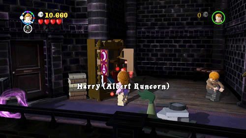 Harry (Albert Runcorn) otrzymamy za rozwiązanie zagadki na półce z książkami - Magia to potęga | Znajdźki - Rok 7 | LEGO Harry Potter Lata 5-7 - LEGO Harry Potter: Lata 5-7 - poradnik do gry