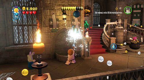 Po zniszczeniu pierwszej bariery zabieramy wygaszaczem światło, które znajdziemy obok akwarium - Paląc mosty | Znajdźki - Rok 7 | LEGO Harry Potter Lata 5-7 - LEGO Harry Potter: Lata 5-7 - poradnik do gry