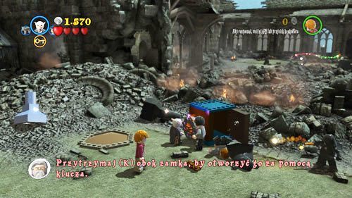 Gdy trafiamy na poddasze zamku, widzimy pojemnik z widmookularami - Luka w planie | Znajdźki - Rok 7 | LEGO Harry Potter Lata 5-7 - LEGO Harry Potter: Lata 5-7 - poradnik do gry