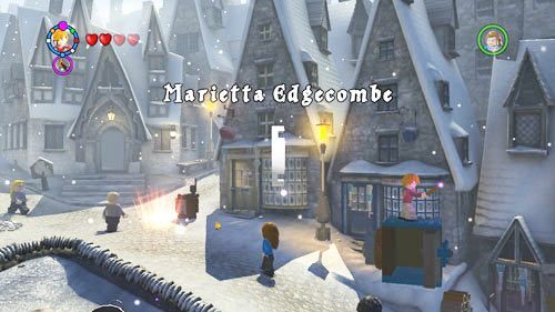 Wioska Hogsmeade - z lewej strony wioski wskakując na sejf znajdziemy szton Marietta Edgecombe - Dodatkowe sztony postaci - Hogwart (1) | Dodatkowe znajdźki | LEGO HP Lata 5-7 - LEGO Harry Potter: Lata 5-7 - poradnik do gry