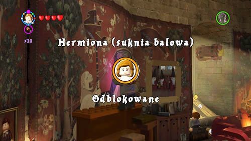 Dormitorium Gryffindoru - zrzucamy wszystkie książki z półki i budujemy z nich schody, wspinamy się na górę i znajdujemy szton Hermiona (Suknia balowa) - Dodatkowe sztony postaci - Hogwart (2) | Dodatkowe znajdźki | LEGO HP Lata 5-7 - LEGO Harry Potter: Lata 5-7 - poradnik do gry