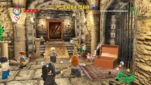 Dormitorium Hufflepuff - w środku znajdziemy skrzynię zapieczętowane srebrną kłódką, używamy magii Reducto, gdy zniszczymy kłódkę i otworzymy skrzynię otrzymamy szton Neville (Koszulka bez rękawów) - Dodatkowe sztony postaci - Hogwart (2) | Dodatkowe znajdźki | LEGO HP Lata 5-7 - LEGO Harry Potter: Lata 5-7 - poradnik do gry