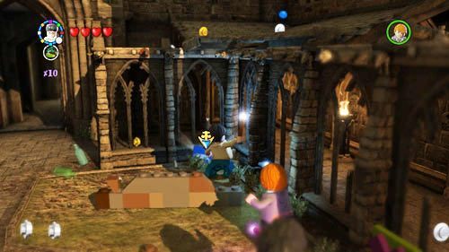 Dziedziniec Weasleów - musimy zdobyć trzy tarcze i umieścić je na ścianie - Dodatkowe sztony postaci - Hogwart (2) | Dodatkowe znajdźki | LEGO HP Lata 5-7 - LEGO Harry Potter: Lata 5-7 - poradnik do gry