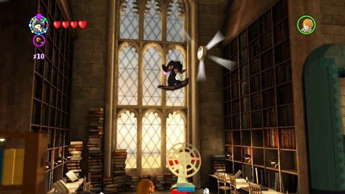 Biblioteka - używamy czarnej magii na dużej skrzynki po środku biblioteki, z klocków - Dodatkowe sztony postaci - Hogwart (4) | Dodatkowe znajdźki | LEGO HP Lata 5-7 - LEGO Harry Potter: Lata 5-7 - poradnik do gry