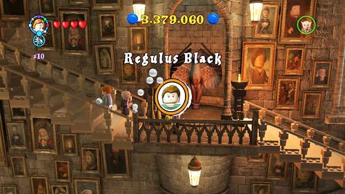 Ruchliwe schody - kiedy wykonamy to samo z filarem po lewej stronie otrzymamy szton Regulus Black - Dodatkowe sztony postaci - Hogwart (4) | Dodatkowe znajdźki | LEGO HP Lata 5-7 - LEGO Harry Potter: Lata 5-7 - poradnik do gry