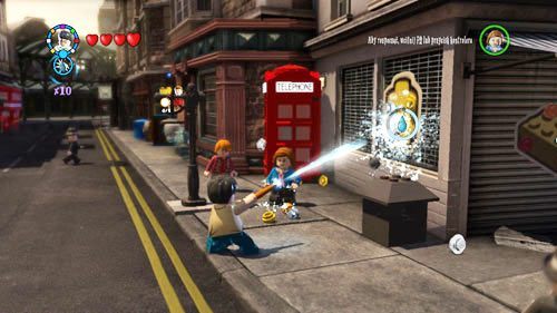 Londyńskie ulice - po prawej stronie znajdziemy graffiti (głowa lego), kiedy zmyjemy je za pomocą Aguamenti, pojawi się szton Mafalda Hopkirk - Dodatkowe sztony postaci - Londyn (1) | Dodatkowe znajdźki | LEGO HP Lata 5-7 - LEGO Harry Potter: Lata 5-7 - poradnik do gry
