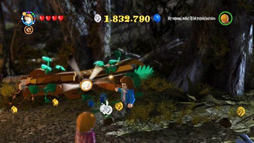 Obozowisko - przy przewróconym drzewie znajdziemy szton Ksenofilus Lovegood - Dodatkowe sztony postaci - Obozowisko | Dodatkowe znajdźki | LEGO HP Lata 5-7 - LEGO Harry Potter: Lata 5-7 - poradnik do gry