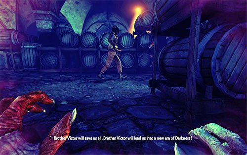 Po dokonaniu pierwszej egzekucji skręć w prawo, ustaw się przy beczkach i zaczekaj na nadejście pokazanego na screenie drugiego wartownika - Rat in a Maze (1) | Opis przejścia The Darkness II - The Darkness II - poradnik do gry