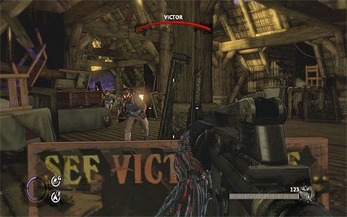 Podejmij próbę zbliżenia się do widocznego w oddali Victora, co doprowadzi do pojawienia się na strychu jego pomocników - Last Stand | Opis przejścia The Darkness II - The Darkness II - poradnik do gry