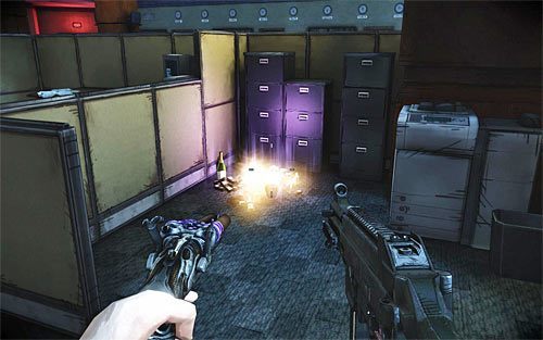 Relikt znajduje się za jednym ze stanowisk pracy po prawej stronie - Relikty trybu Vendettas | Vendettas | The Darkness II - The Darkness II - poradnik do gry