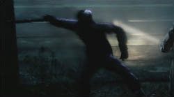 Chudzi i niscy wrogowie są bardzo szybcy i mają akrobatyczne zacięcie, dlatego na pole bitwy najczęściej wchodzą przez okna, zeskakują z pobliskich murów, wagonów, itd - Alan Wake: Opętani - Przeciwnicy - Alan Wake - poradnik do gry