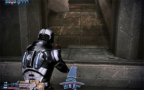 Po dotarciu w nowe miejsce zacznij od dokładnego zbadania okolicy, odnajdując trzy ulepszenia broni [Inteligentny czok II (strzelba)] [Paralizator kontaktowy II (pistolet)] [Ulepszenie magazynka II (pistolet)], fragment pancerza [Maska Pośmiertna], dwa zestawy medyczne [100 PD] [100 PD] i strzelbę [ - Mass Effect 3: Priorytet, Tuchanka - solucja, opis przejścia - Mass Effect 3 - poradnik do gry