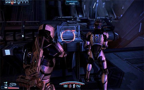 Po odzyskaniu kontroli nad Shepardem zacznij od zabrania pistoletu [Projektor błyskawic I], który Tali położyła na konsoli - Mass Effect 3: Priorytet, Pancernik gethów - solucja, opis przejścia - Mass Effect 3 - poradnik do gry