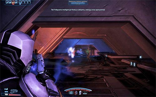 Po zlikwidowaniu pierwszej grupy przejdź nieco dalej i zaatakuj kolejne gethy, w dalszym ciągu korzystając z okolicznych zasłon oraz pomocy Tali - Mass Effect 3: Priorytet, Pancernik gethów - solucja, opis przejścia - Mass Effect 3 - poradnik do gry