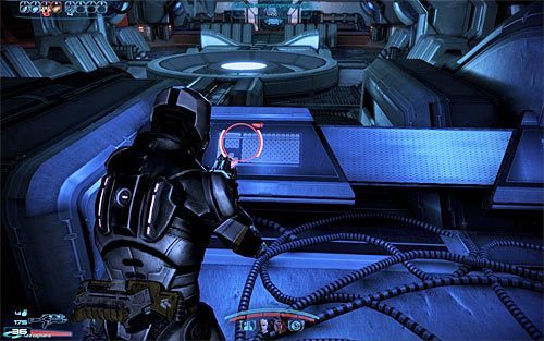 Po wygraniu bitwy wyrusz na drugi koniec pomieszczenia, ale uważaj na kolejne miny rozstawione przez gethów - Mass Effect 3: Priorytet, Pancernik gethów - solucja, opis przejścia - Mass Effect 3 - poradnik do gry