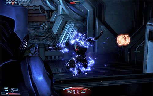Przygotuj się, bo tuż po zakończeniu rozmowy w centrum operacyjnym pojawią się kolejne gethy - Mass Effect 3: Priorytet, Pancernik gethów - solucja, opis przejścia - Mass Effect 3 - poradnik do gry