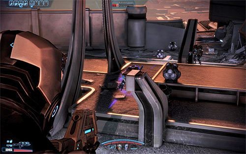 Skieruj się w stronę balkoniku, na którym bronią się ocalałe asari - Mass Effect 3: Priorytet, Thessia - solucja, opis przejścia - Mass Effect 3 - poradnik do gry