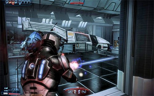 Tuż po zakończeniu nowej scenki przerywnikowej przystąp do atakowania szturmowców, którzy wylądowaniu w tym pomieszczeniu - Mass Effect 3: Arrae - Byli pracownicy naukowi Cerberusa - solucja - Mass Effect 3 - poradnik do gry