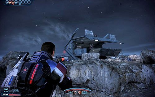 Zanim zdecydujesz się zbliżyć do miejsca, w którym broni się generał Victus dobrze byłoby rozejrzeć się po obozowisku - Mass Effect 3: Priorytet, Palaven - solucja, opis przejścia - Mass Effect 3 - poradnik do gry