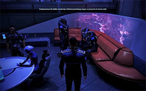 W trakcie jednej z powtórnych wizyt na Cytadeli odszukaj turiańskiego funkcjonariusza w lokacji [Cytadela: Bar Czyściec] i podsłuchaj jego rozmowy z dwoma innymi postaciami - Mass Effect 3: Małpia Grań, Sztandar Pierwszego Regimentu - solucja - Mass Effect 3 - poradnik do gry