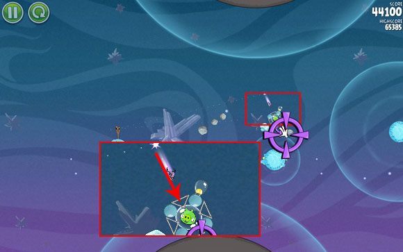 Pozostanie ci już tylko jeden świniak - wystrzel kolejnego ptaka mniej więcej nad świnią, a kiedy będzie w odpowiednim miejscu zmień mu tor lotu w taki sposób, aby przeszył metalowe wsporniki zaznaczone na obrazku - nie możesz uderzyć w kule, gdyż prawdopodobnie nie zlikwidujesz świni - Level 2 - 3 | Cold Cuts | Angry Birds Space - Angry Birds Space - poradnik do gry