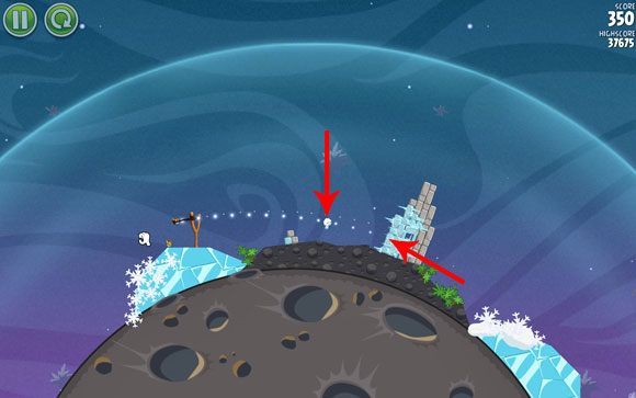 Oddal kamerę maksymalnie - wystrzel drugiego ptaka w okolice oznaczonego zamarzniętego klocka (to jest jeden niżej niż uprzednio) - Level 2 - 4 | Cold Cuts | Angry Birds Space - Angry Birds Space - poradnik do gry