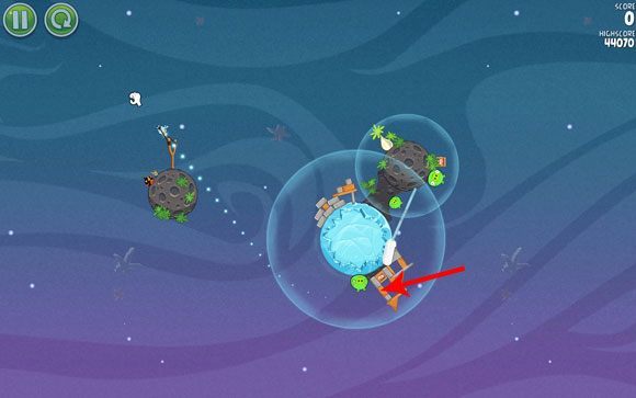 W przypadku pierwszego strzału ciężko określić jakiś punkt odniesienia, względem którego łatwiej byłoby wysłać ptaka - Level 2 - 6 | Cold Cuts | Angry Birds Space - Angry Birds Space - poradnik do gry