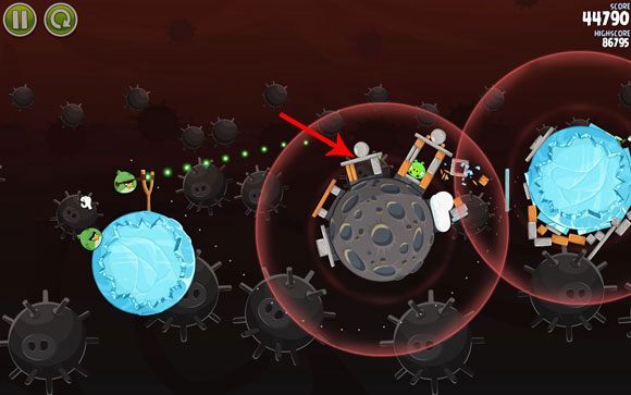 Przy dobrych wiatrach powinieneś zniszczyć również prosiaka umieszczonego na pierwszej planecie - Level 3-17 | Danger Zone | Angry Birds Space - Angry Birds Space - poradnik do gry
