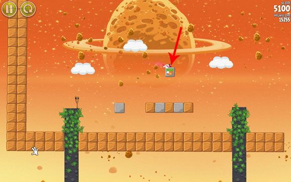 Ptak powinien uderzyć w zaznaczony klocek oraz od razu zlikwidować prosiaka, który z niego wyskoczy - Level E-2 | Eggsteroids | Angry Birds Space - Angry Birds Space - poradnik do gry