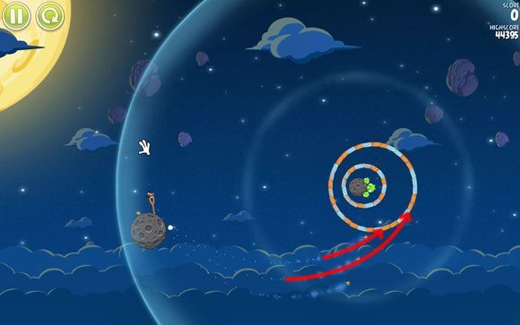 Oczekiwane zachowanie dwóch ptaków zostało zaprezentowane na powyższym obrazku - powinny one rozbić zaznaczone szklane bloki - Level 1 - 28 | Pig Bang | Angry Birds Space - Angry Birds Space - poradnik do gry