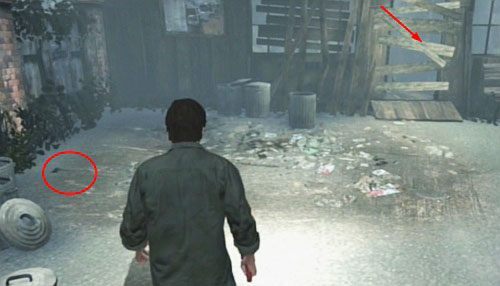Po wyjściu na zewnątrz skręć w lewo i podążaj schodami w dół, aż dojdziesz do parkingu - Misja główna - droga do budynku mieszkalnego | Silent Hill cz.1 - Silent Hill: Downpour - poradnik do gry
