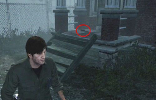 Teraz przejdź za ten domek, korzystając z przejścia/ścieżki po jego lewej stronie - Misja główna - droga do budynku mieszkalnego | Silent Hill cz.1 - Silent Hill: Downpour - poradnik do gry