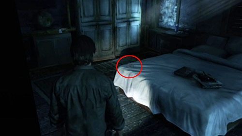 Wejdź po schodach do góry i w głównej sypialni na łóżku (pierwsze drzwi po prawej stronie), znajdziesz kolejną notkę - Misje poboczne (1) | Silent Hill cz.4 | Silent Hill Downpour - Silent Hill: Downpour - poradnik do gry