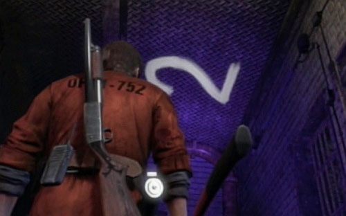 Teraz korzystając ze światła UV latarki, na podłodze będziesz widział ślady stóp - Misja główna - Ckeckout Zone | Więzienie | Silent Hill Downpour - Silent Hill: Downpour - poradnik do gry