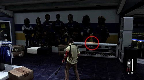 SEKRET 4 [Złota broń - Karabin snajperski M82A1 1/3]: Sekret odnajdziesz w pomieszczeniu z pamiątkami - Ślady i złote bronie - Rozdział III | Sekrety w Max Payne 3 - Max Payne 3 - poradnik do gry