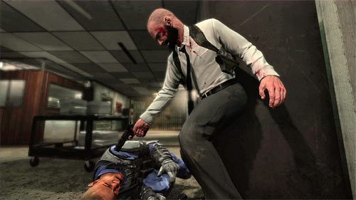 Zaczekaj aż pierwszy policjant zbliży się do Ciebie i rozpraw się z nim w bezpośredniej walce - Przeprawa przez więzienie | Rozdział XIII | Solucja Max Payne 3 - Max Payne 3 - poradnik do gry