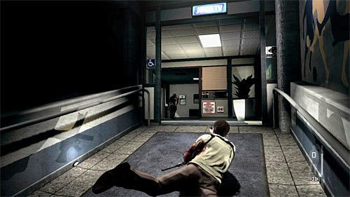 Udaj się na drugi koniec długiego korytarza i następnie skręć w prawo - Podróż do pierwszej części trybun | Rozdział III | Solucja Max Payne 3 - Max Payne 3 - poradnik do gry