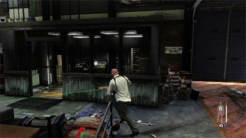 Powróć do miejsca walk i przejdź przez pokazane na powyższym screenie niewielkie pomieszczenie - Bitwa w pomieszczeniu z platformami do transportu bagażu | Rozdział XIV - Max Payne 3 - poradnik do gry
