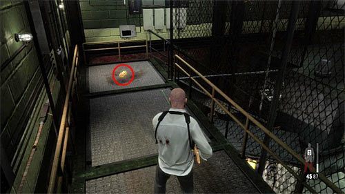 Po wygranej bitwie pozbieraj amunicję i udaj się w stronę wspomnianej wyżej budki - Bitwa w pomieszczeniu z platformami do transportu bagażu | Rozdział XIV - Max Payne 3 - poradnik do gry