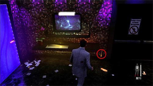 SEKRET 7 [Ślad 4/6 - Podarty kawałek stroju]: Sekret odnajdziesz w toalecie, na prawo od lustra - Ślady i złote bronie - Rozdział II | Sekrety w Max Payne 3 - Max Payne 3 - poradnik do gry
